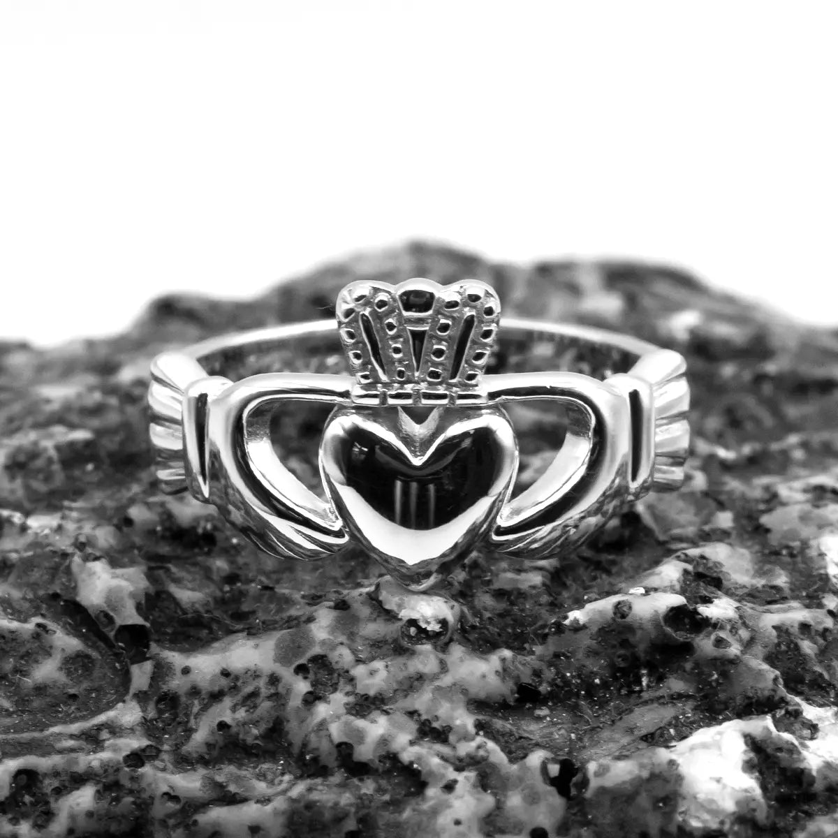 Mens Silver Engraved Claddagh Ring – view 4